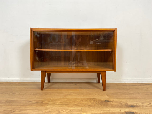 WMK Stilvolle und sehr gut erhaltene Mid-Century Vitrine aus 1966 von PGH Ulstertal mit zeittypischen konischen Füßen # Sideboard Bücherschrank Regal Barschrank Glasvitrine Vintage 60er Retro DDR