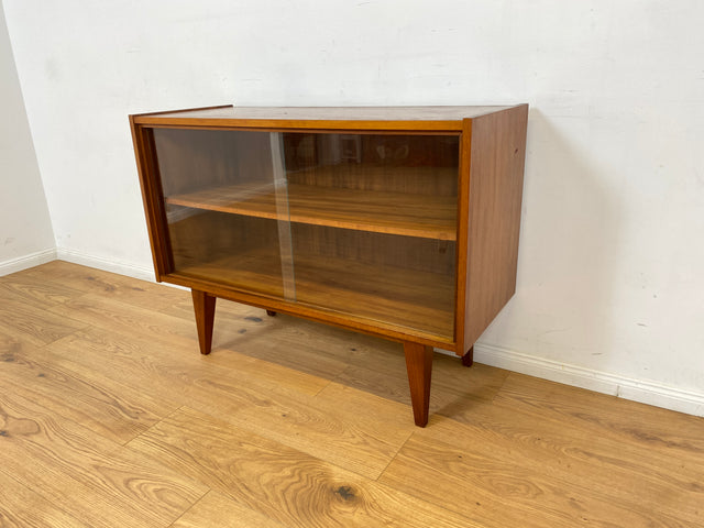 WMK Stilvolle und sehr gut erhaltene Mid-Century Vitrine aus 1966 von PGH Ulstertal mit zeittypischen konischen Füßen # Sideboard Bücherschrank Regal Barschrank Glasvitrine Vintage 60er Retro DDR