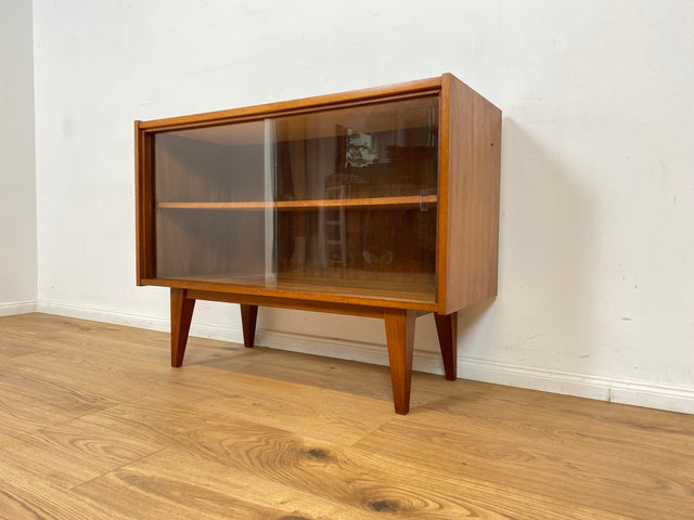 WMK Stilvolle und sehr gut erhaltene Mid-Century Vitrine aus 1966 von PGH Ulstertal mit zeittypischen konischen Füßen # Sideboard Bücherschrank Regal Barschrank Glasvitrine Vintage 60er Retro DDR