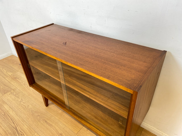 WMK Stilvolle und sehr gut erhaltene Mid-Century Vitrine aus 1966 von PGH Ulstertal mit zeittypischen konischen Füßen # Sideboard Bücherschrank Regal Barschrank Glasvitrine Vintage 60er Retro DDR