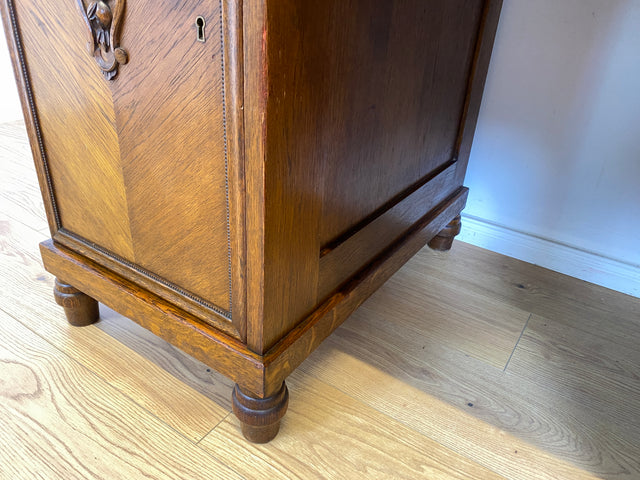 WMK Sehr schöner und gut erhaltener antiker Schreibtisch aus vollem Holz mit vielen Schubladen und hübschen Holzverzierungen # Desk Arbeitstisch Bürotisch Sekretär Chefschreibtisch Jugendstil Vintage