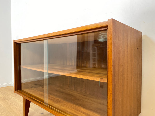 WMK Stilvolle und sehr gut erhaltene Mid-Century Vitrine aus 1966 von PGH Ulstertal mit zeittypischen konischen Füßen # Sideboard Bücherschrank Regal Barschrank Glasvitrine Vintage 60er Retro DDR