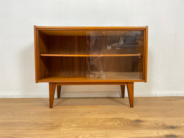 WMK Stilvolle und sehr gut erhaltene Mid-Century Vitrine aus 1966 von PGH Ulstertal mit zeittypischen konischen Füßen # Sideboard Bücherschrank Regal Barschrank Glasvitrine Vintage 60er Retro DDR