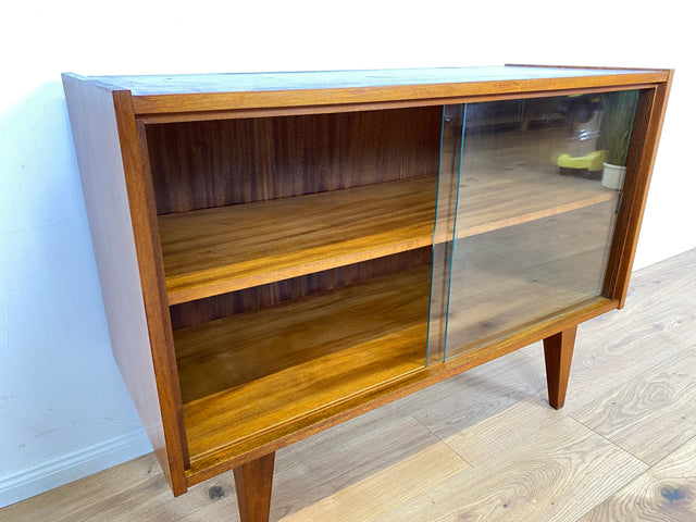 WMK Stilvolle und sehr gut erhaltene Mid-Century Vitrine aus 1966 von PGH Ulstertal mit zeittypischen konischen Füßen # Sideboard Bücherschrank Regal Barschrank Glasvitrine Vintage 60er Retro DDR