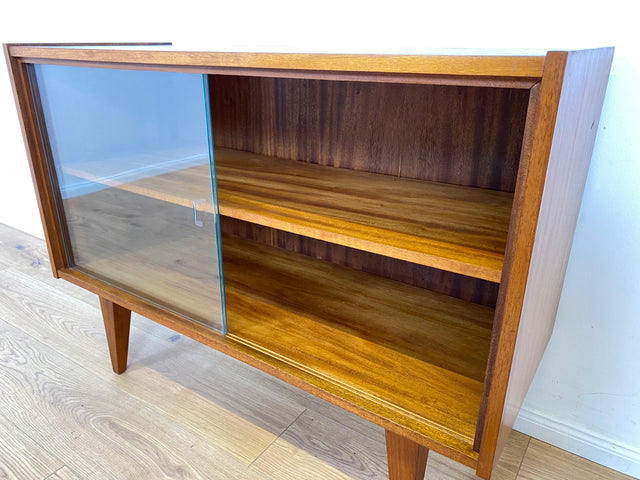 WMK Stilvolle und sehr gut erhaltene Mid-Century Vitrine aus 1966 von PGH Ulstertal mit zeittypischen konischen Füßen # Sideboard Bücherschrank Regal Barschrank Glasvitrine Vintage 60er Retro DDR