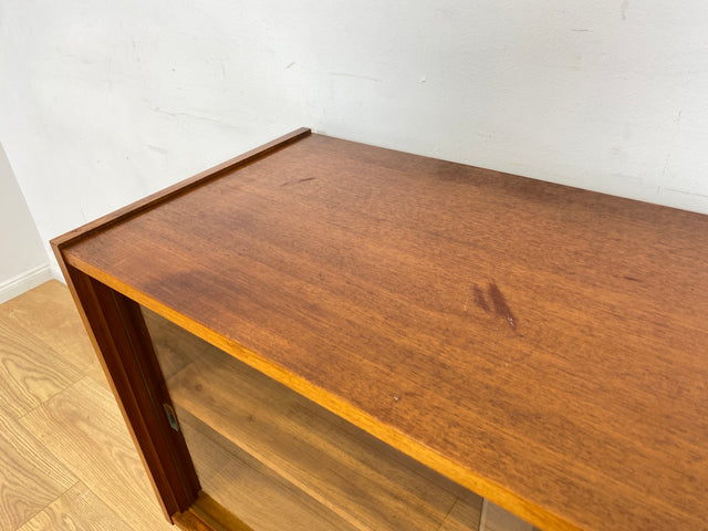 WMK Stilvolle und sehr gut erhaltene Mid-Century Vitrine aus 1966 von PGH Ulstertal mit zeittypischen konischen Füßen # Sideboard Bücherschrank Regal Barschrank Glasvitrine Vintage 60er Retro DDR