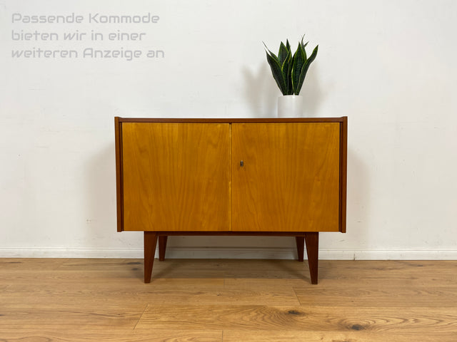 WMK Stilvolle und sehr gut erhaltene Mid-Century Vitrine aus 1966 von PGH Ulstertal mit zeittypischen konischen Füßen # Sideboard Bücherschrank Regal Barschrank Glasvitrine Vintage 60er Retro DDR