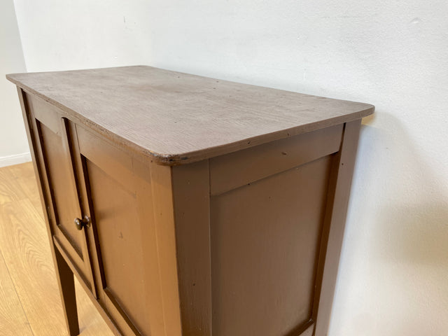 WMK # Hübsche kleine 1930er Jahre Art Deco Kommode aus vollem Holz mir großem Fach, original Messinggriffen und braun angestrichen # Kommödchen Schränkchen Flurkommode Beistelltisch Garderobe Vintage