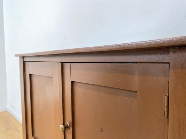 WMK # Hübsche kleine 1930er Jahre Art Deco Kommode aus vollem Holz mir großem Fach, original Messinggriffen und braun angestrichen # Kommödchen Schränkchen Flurkommode Beistelltisch Garderobe Vintage