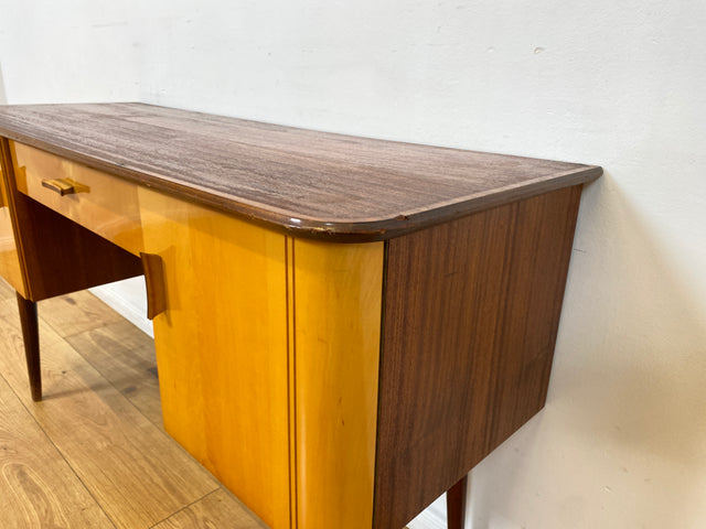 WMK I Formschöner kleiner Mid-Century Schreibtisch Modell Dominia von VEB Heidenau I Desk Frisierkommode Computertisch Kinderschreibtisch Schminktisch Sekretär Rockabilly Vintage 60er Berlin Jena Bonn