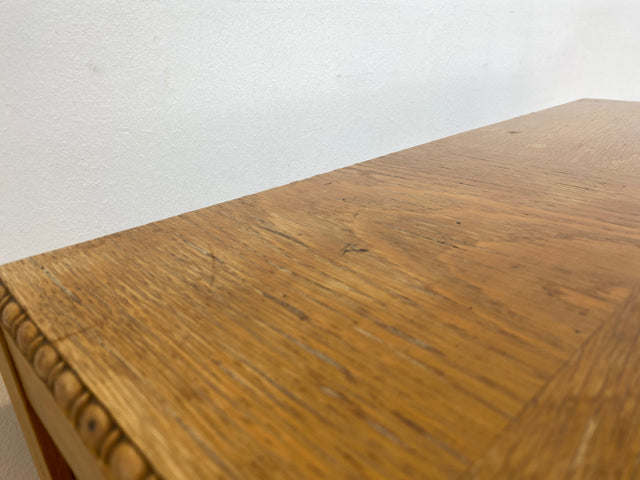 WMK I Sehr hübsche kleine nordische Mid-Century Kommode aus Eichenholz , handverziert, mit Schubladen & Ablage I Flurkommode Beistelltisch Telefontisch Nähtisch Nähkommode Schminktisch Vintage Berlin