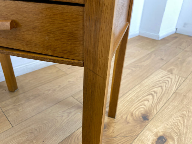 WMK I Sehr hübsche kleine nordische Mid-Century Kommode aus Eichenholz , handverziert, mit Schubladen & Ablage I Flurkommode Beistelltisch Telefontisch Nähtisch Nähkommode Schminktisch Vintage Berlin