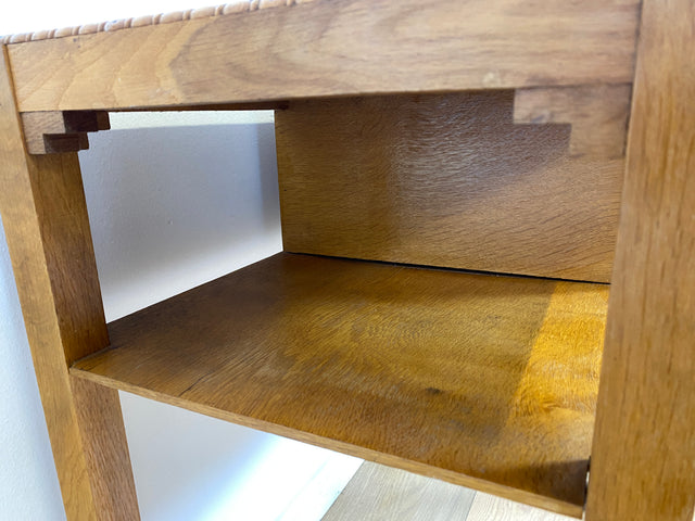 WMK I Sehr hübsche kleine nordische Mid-Century Kommode aus Eichenholz , handverziert, mit Schubladen & Ablage I Flurkommode Beistelltisch Telefontisch Nähtisch Nähkommode Schminktisch Vintage Berlin