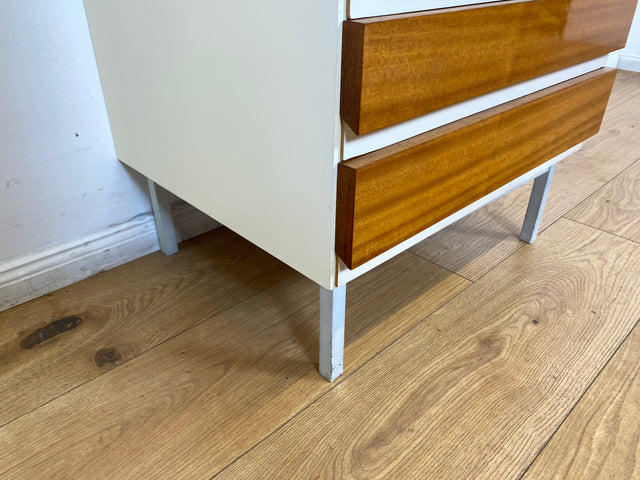 WMK I Seltene kleine weiße Kommode Modell 800 von VEB Hellerau aus 1969 mit Schubladen & Metallfüßen I Schrank Wäsche Schubladen Nacht Schränkchen Tisch Sideboard DDR 70er Vintage Berlin Jena Hamburg