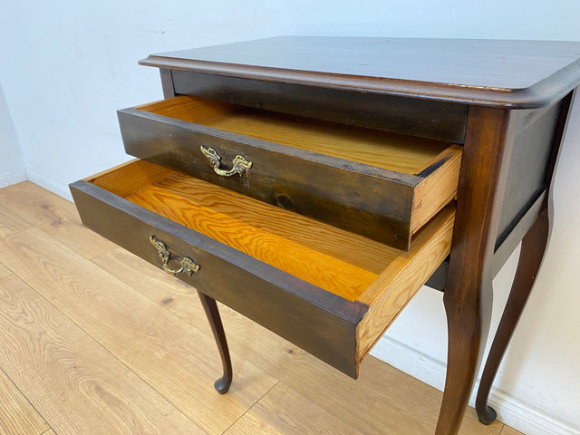 WMK # Elegante und gut erhaltene kleine antike Kommode aus vollem Holz mit Schubladen und geschwungenen Cabriole-Beinen # Beistelltisch Flurkommode Konsole Konsolentisch Barock Chippendale Vintage