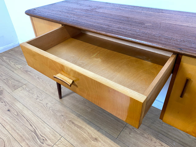 WMK I Formschöner kleiner Mid-Century Schreibtisch Modell Dominia von VEB Heidenau I Desk Frisierkommode Computertisch Kinderschreibtisch Schminktisch Sekretär Rockabilly Vintage 60er Berlin Jena Bonn