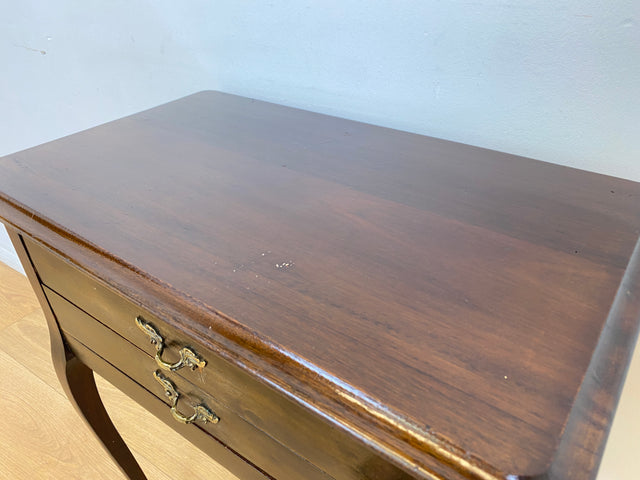 WMK # Elegante und gut erhaltene kleine antike Kommode aus vollem Holz mit Schubladen und geschwungenen Cabriole-Beinen # Beistelltisch Flurkommode Konsole Konsolentisch Barock Chippendale Vintage