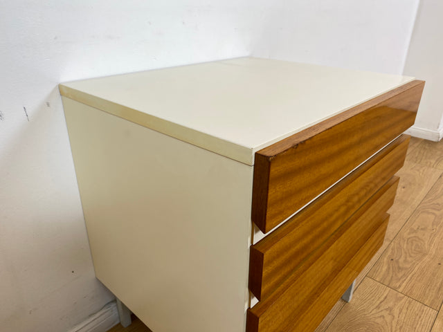 WMK I Seltene kleine weiße Kommode Modell 800 von VEB Hellerau aus 1969 mit Schubladen & Metallfüßen I Schrank Wäsche Schubladen Nacht Schränkchen Tisch Sideboard DDR 70er Vintage Berlin Jena Hamburg