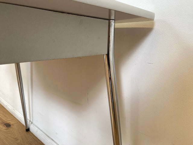 WMK # Schöner kleiner Space Age Küchentisch mit pflegeleichter weißer Resopal Tischplatte, Schublade und verchromten Tischfüßen I Tisch Esstisch Schreibtisch Retro Vintage 70er Berlin Leipzig Dortmund
