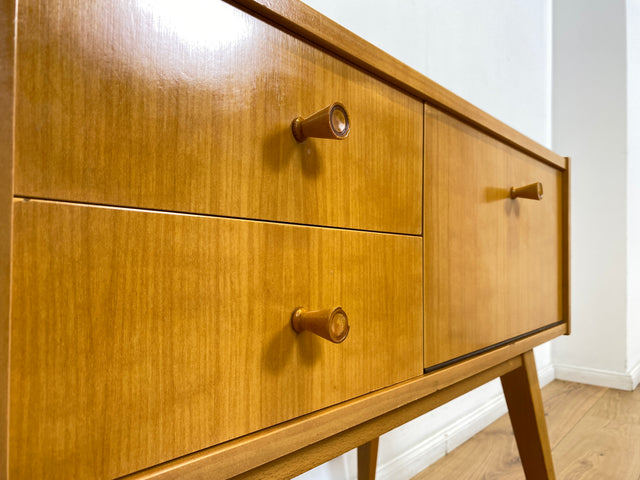 WMK I Stilvolle kleine helle Mid-Century Kommode aus 1966 in Birnbaum mit Schubladen I Lowboard Sideboard Wäschekommode Beistelltisch Nachttisch TV Bank VEB DDR Vintage Retro 60er Berlin Leipzig Köln