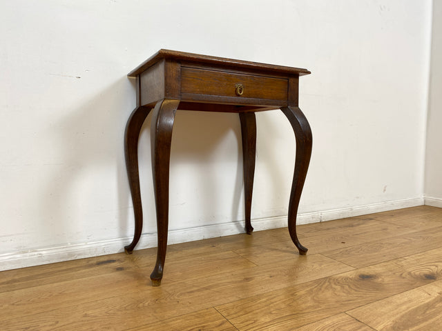 WMK # Elegante und gut erhaltene kleine antike Kommode aus vollem Holz mit Schublade und kunstvoll gebogenen Cabriole-Beinen # Beistelltisch Flurkommode Konsole Konsolentisch Barock Chippendale Vintage