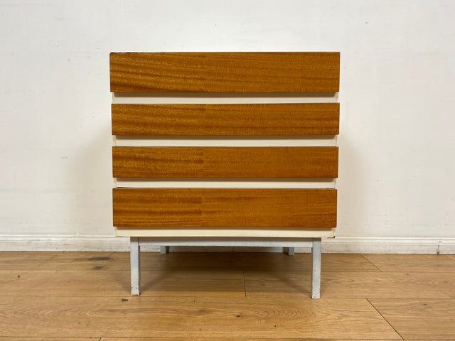 WMK I Seltene kleine weiße Kommode Modell 800 von VEB Hellerau aus 1969 mit Schubladen & Metallfüßen I Schrank Wäsche Schubladen Nacht Schränkchen Tisch Sideboard DDR 70er Vintage Berlin Jena Hamburg