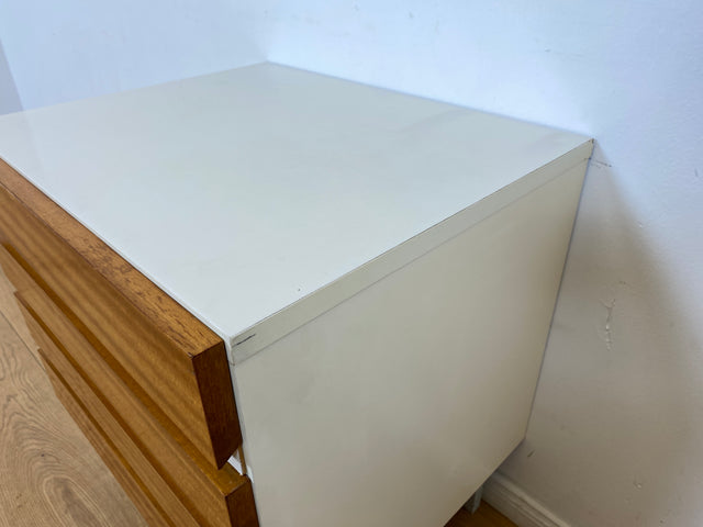WMK I Seltene kleine weiße Kommode Modell 800 von VEB Hellerau aus 1969 mit Schubladen & Metallfüßen I Schrank Wäsche Schubladen Nacht Schränkchen Tisch Sideboard DDR 70er Vintage Berlin Jena Hamburg