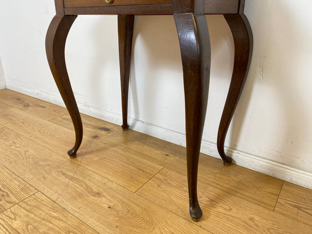 WMK # Elegante und gut erhaltene kleine antike Kommode aus vollem Holz mit Schublade und kunstvoll gebogenen Cabriole-Beinen # Beistelltisch Flurkommode Konsole Konsolentisch Barock Chippendale Vintage