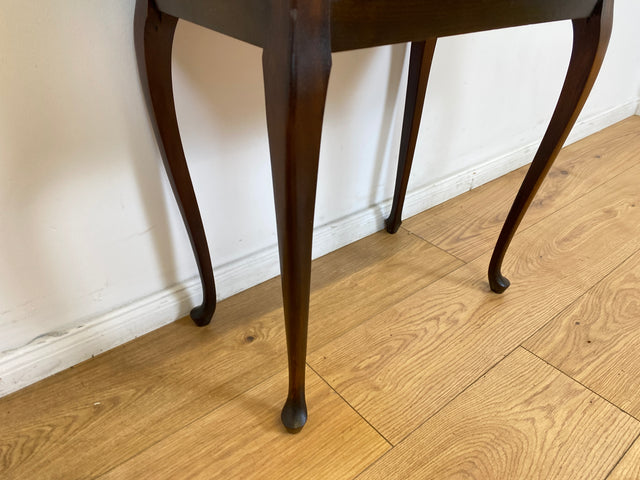 WMK # Elegante und gut erhaltene kleine antike Kommode aus vollem Holz mit Schubladen und geschwungenen Cabriole-Beinen # Beistelltisch Flurkommode Konsole Konsolentisch Barock Chippendale Vintage
