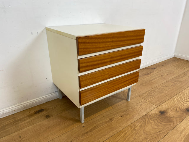 WMK I Seltene kleine weiße Kommode Modell 800 von VEB Hellerau aus 1969 mit Schubladen & Metallfüßen I Schrank Wäsche Schubladen Nacht Schränkchen Tisch Sideboard DDR 70er Vintage Berlin Jena Hamburg