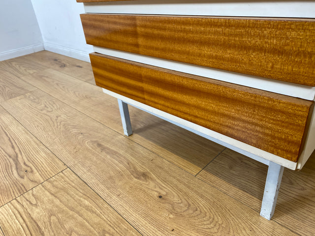 WMK I Seltene kleine weiße Kommode Modell 800 von VEB Hellerau aus 1969 mit Schubladen & Metallfüßen I Schrank Wäsche Schubladen Nacht Schränkchen Tisch Sideboard DDR 70er Vintage Berlin Jena Hamburg