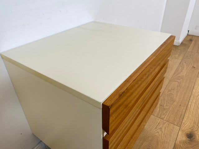 WMK I Seltene kleine weiße Kommode Modell 800 von VEB Hellerau aus 1969 mit Schubladen & Metallfüßen I Schrank Wäsche Schubladen Nacht Schränkchen Tisch Sideboard DDR 70er Vintage Berlin Jena Hamburg