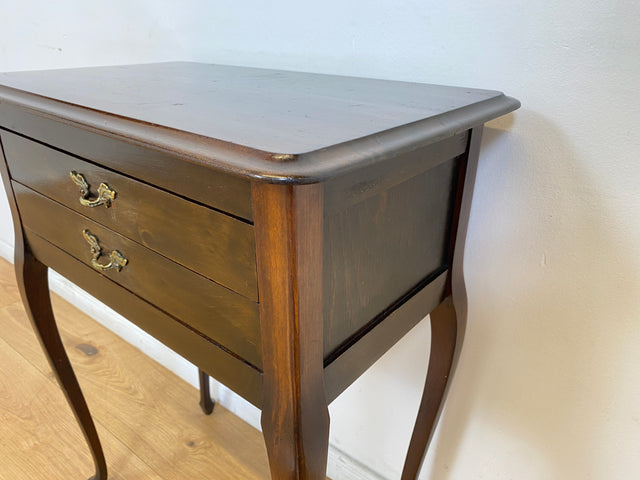 WMK # Elegante und gut erhaltene kleine antike Kommode aus vollem Holz mit Schubladen und geschwungenen Cabriole-Beinen # Beistelltisch Flurkommode Konsole Konsolentisch Barock Chippendale Vintage