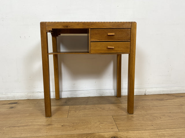 WMK I Sehr hübsche kleine nordische Mid-Century Kommode aus Eichenholz , handverziert, mit Schubladen & Ablage I Flurkommode Beistelltisch Telefontisch Nähtisch Nähkommode Schminktisch Vintage Berlin