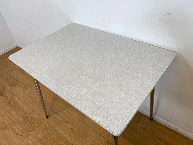 WMK # Schöner kleiner Space Age Küchentisch mit pflegeleichter weißer Resopal Tischplatte, Schublade und verchromten Tischfüßen I Tisch Esstisch Schreibtisch Retro Vintage 70er Berlin Leipzig Dortmund