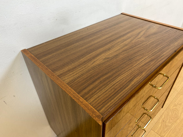 WMK I Hübsche kleine dunkle 70er Jahre DDR Kommode mit Schubladen , formschönen Messinggriffen & Metallfüßen I Schränkchen Tisch Nacht Wäsche Flur Beistell Bad Retro Vintage VEB Berlin Hamburg Bochum