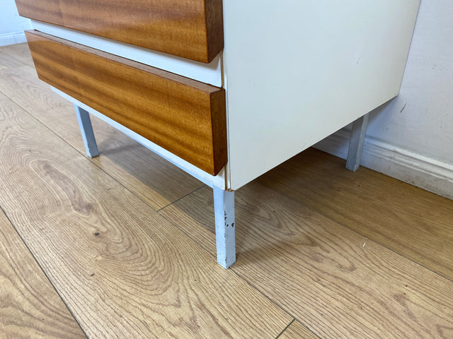 WMK I Seltene kleine weiße Kommode Modell 800 von VEB Hellerau aus 1969 mit Schubladen & Metallfüßen I Schrank Wäsche Schubladen Nacht Schränkchen Tisch Sideboard DDR 70er Vintage Berlin Jena Hamburg