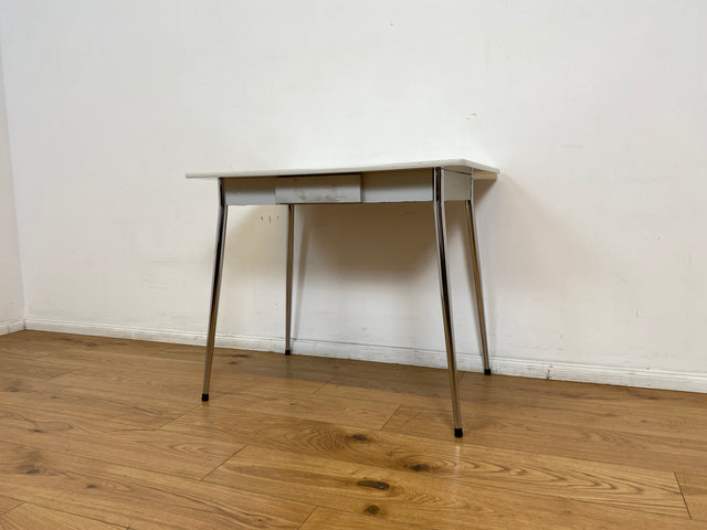WMK # Schöner kleiner Space Age Küchentisch mit pflegeleichter weißer Resopal Tischplatte, Schublade und verchromten Tischfüßen I Tisch Esstisch Schreibtisch Retro Vintage 70er Berlin Leipzig Dortmund