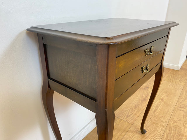 WMK # Elegante und gut erhaltene kleine antike Kommode aus vollem Holz mit Schubladen und geschwungenen Cabriole-Beinen # Beistelltisch Flurkommode Konsole Konsolentisch Barock Chippendale Vintage