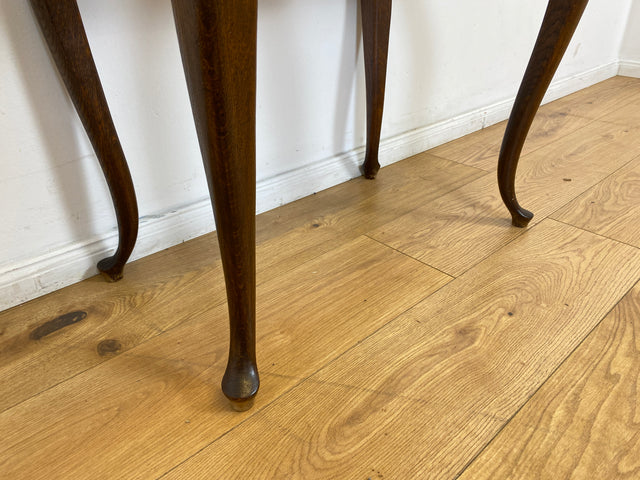 WMK # Elegante und gut erhaltene kleine antike Kommode aus vollem Holz mit Schublade und kunstvoll gebogenen Cabriole-Beinen # Beistelltisch Flurkommode Konsole Konsolentisch Barock Chippendale Vintage