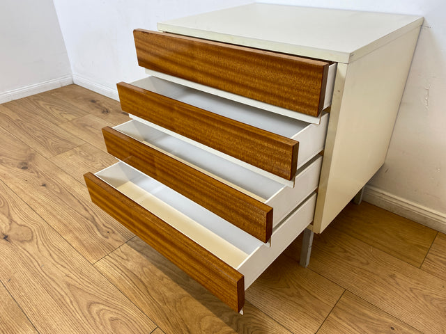 WMK I Seltene kleine weiße Kommode Modell 800 von VEB Hellerau aus 1969 mit Schubladen & Metallfüßen I Schrank Wäsche Schubladen Nacht Schränkchen Tisch Sideboard DDR 70er Vintage Berlin Jena Hamburg