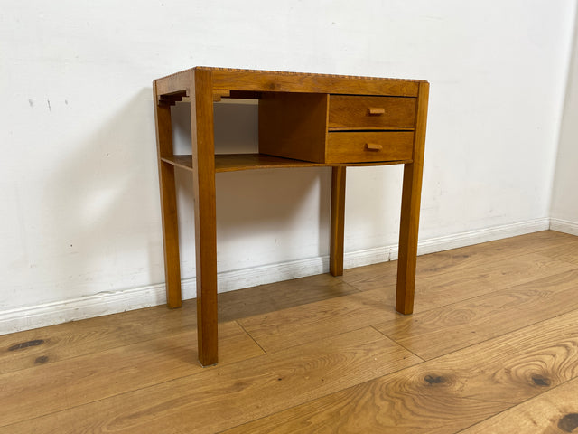 WMK I Sehr hübsche kleine nordische Mid-Century Kommode aus Eichenholz , handverziert, mit Schubladen & Ablage I Flurkommode Beistelltisch Telefontisch Nähtisch Nähkommode Schminktisch Vintage Berlin