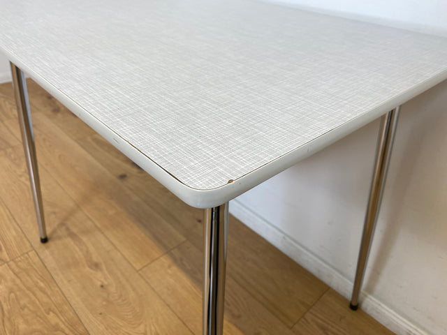 WMK # Schöner kleiner Space Age Küchentisch mit pflegeleichter weißer Resopal Tischplatte, Schublade und verchromten Tischfüßen I Tisch Esstisch Schreibtisch Retro Vintage 70er Berlin Leipzig Dortmund