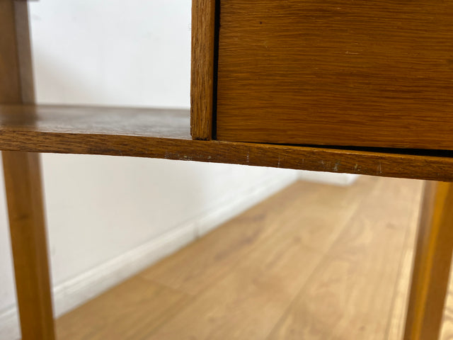 WMK I Sehr hübsche kleine nordische Mid-Century Kommode aus Eichenholz , handverziert, mit Schubladen & Ablage I Flurkommode Beistelltisch Telefontisch Nähtisch Nähkommode Schminktisch Vintage Berlin