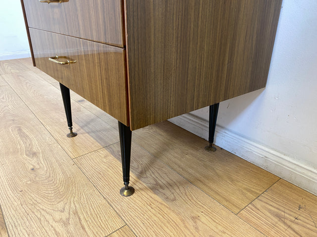 WMK I Hübsche kleine dunkle 70er Jahre DDR Kommode mit Schubladen , formschönen Messinggriffen & Metallfüßen I Schränkchen Tisch Nacht Wäsche Flur Beistell Bad Retro Vintage VEB Berlin Hamburg Bochum