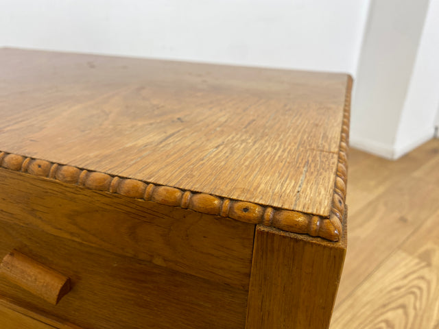 WMK I Sehr hübsche kleine nordische Mid-Century Kommode aus Eichenholz , handverziert, mit Schubladen & Ablage I Flurkommode Beistelltisch Telefontisch Nähtisch Nähkommode Schminktisch Vintage Berlin