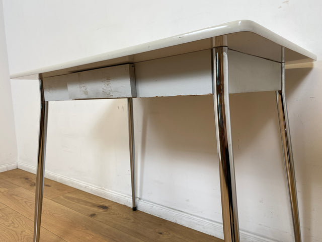 WMK # Schöner kleiner Space Age Küchentisch mit pflegeleichter weißer Resopal Tischplatte, Schublade und verchromten Tischfüßen I Tisch Esstisch Schreibtisch Retro Vintage 70er Berlin Leipzig Dortmund