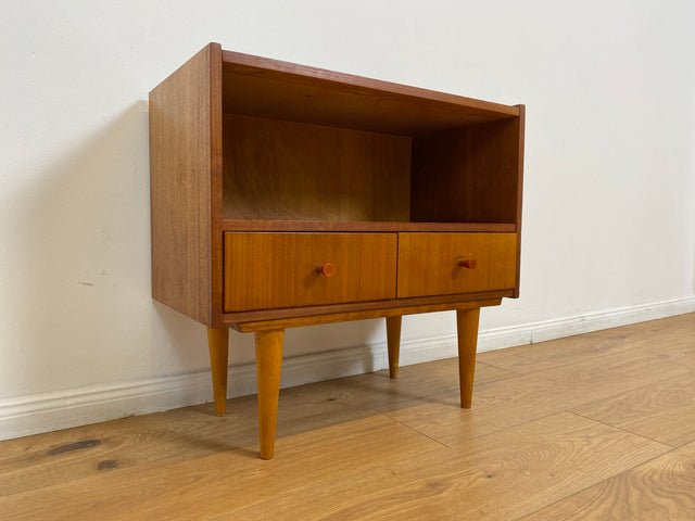 WMK # Schöne und gut erhaltene kleine Mid-Century Kommode aus vollem Holz mit Schubladen und konischen Füßen # Fernsehkommode Schränkchen TV-Bank TV-Lowboard Beistelltisch Vintage 60er 70er Retro