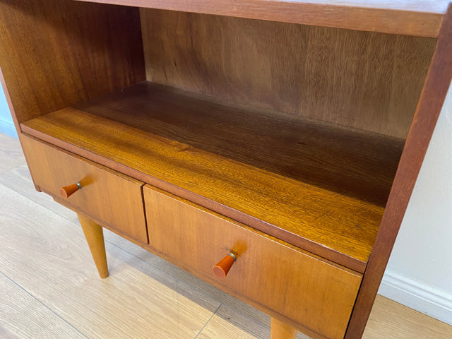 WMK # Schöne und gut erhaltene kleine Mid-Century Kommode aus vollem Holz mit Schubladen und konischen Füßen # Fernsehkommode Schränkchen TV-Bank TV-Lowboard Beistelltisch Vintage 60er 70er Retro