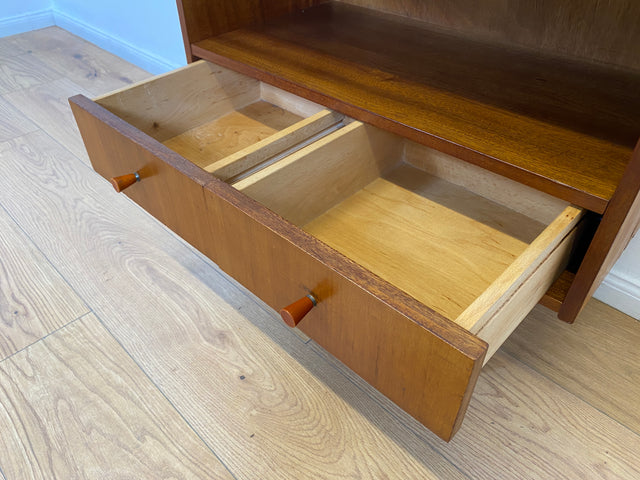 WMK # Schöne und gut erhaltene kleine Mid-Century Kommode aus vollem Holz mit Schubladen und konischen Füßen # Fernsehkommode Schränkchen TV-Bank TV-Lowboard Beistelltisch Vintage 60er 70er Retro